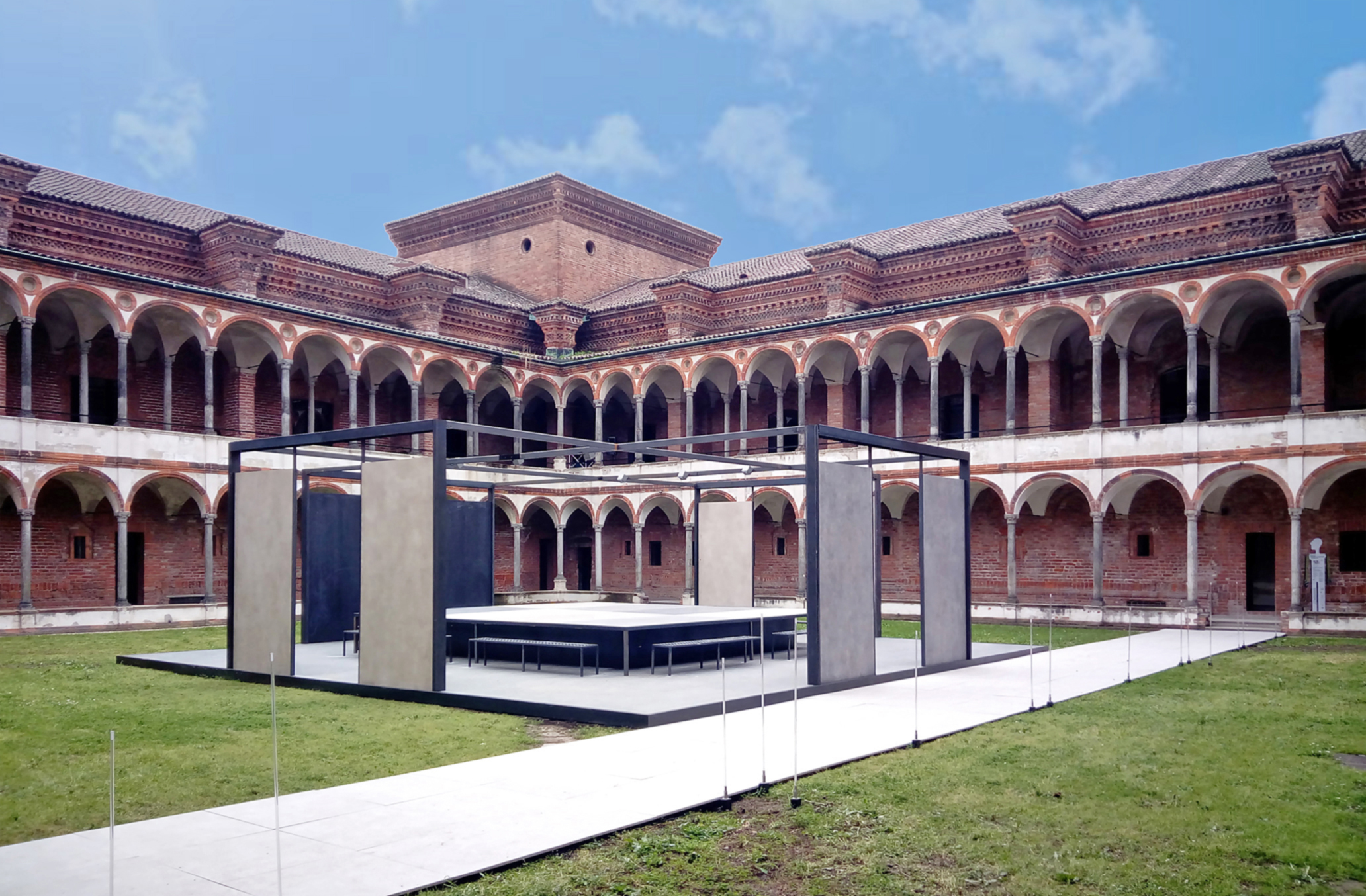 FUORI SALONE complessivo cortile della farmacia