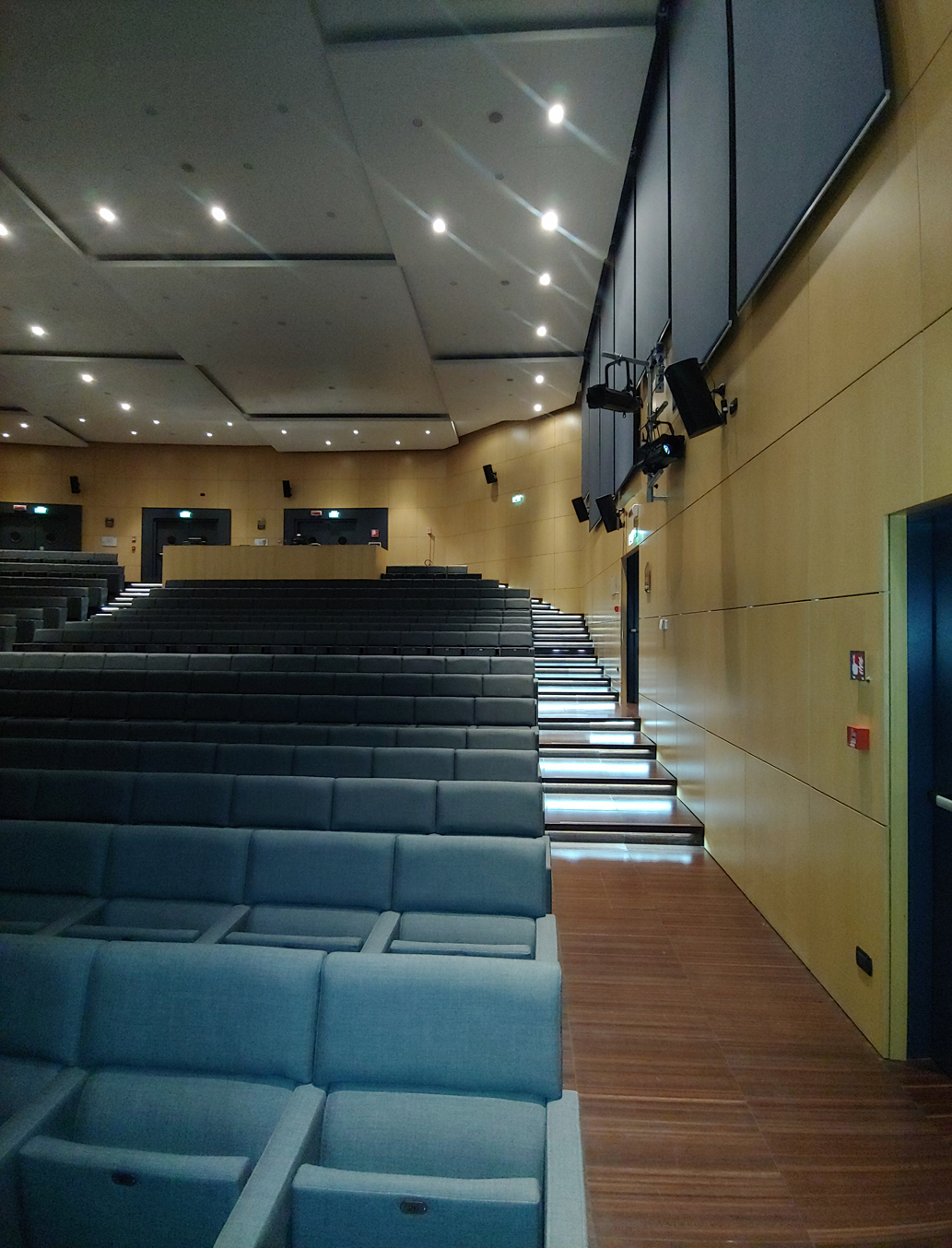 R51 direzionale porta europa interno sala